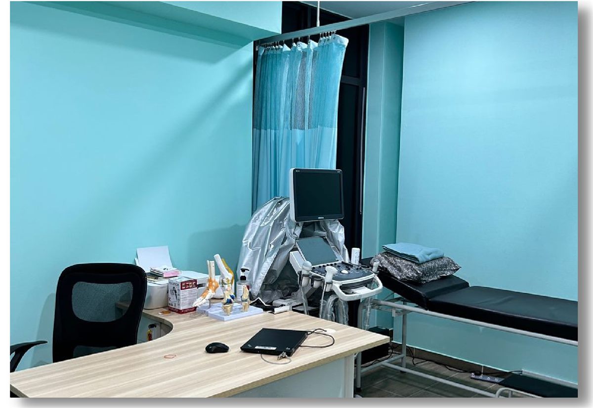 Bilik konsultasi dengan mesin ultrasound di Unicare Clinic